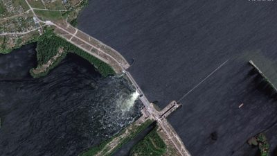 乌南水坝遭炸毁居民急撤  乌俄相互指责