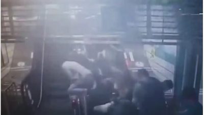 视频 | 韩国地铁电扶梯突逆向　骨牌式惨摔酿14伤