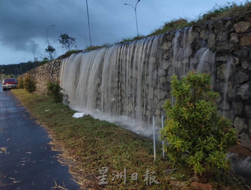 （古城版）工业区沟崩沟水流过旁边住宅区防崩墙，忧长期下去发生防崩墙崩塌事件