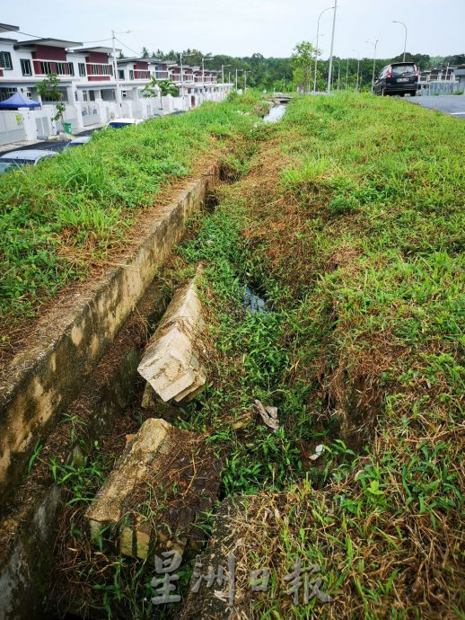 （古城版）工业区沟崩沟水流过旁边住宅区防崩墙，忧长期下去发生防崩墙崩塌事件