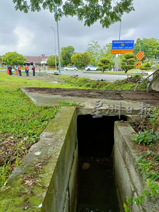 （古城第三版主文）万佳市防洪沟排水慢·洋灰加盖难清理