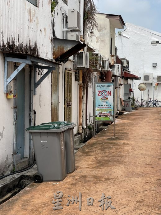 （古城第二版主文）老街获分配垃圾桶日清三次·舒缓垃圾囤积路面问题