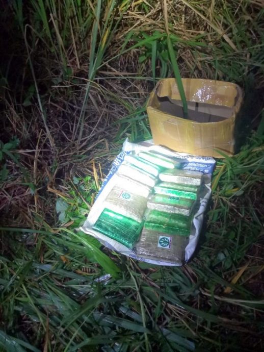 凌晨发现邻国可疑男子在马泰边境围篱等候，普通行动部队搜丛林发现11大麻砖