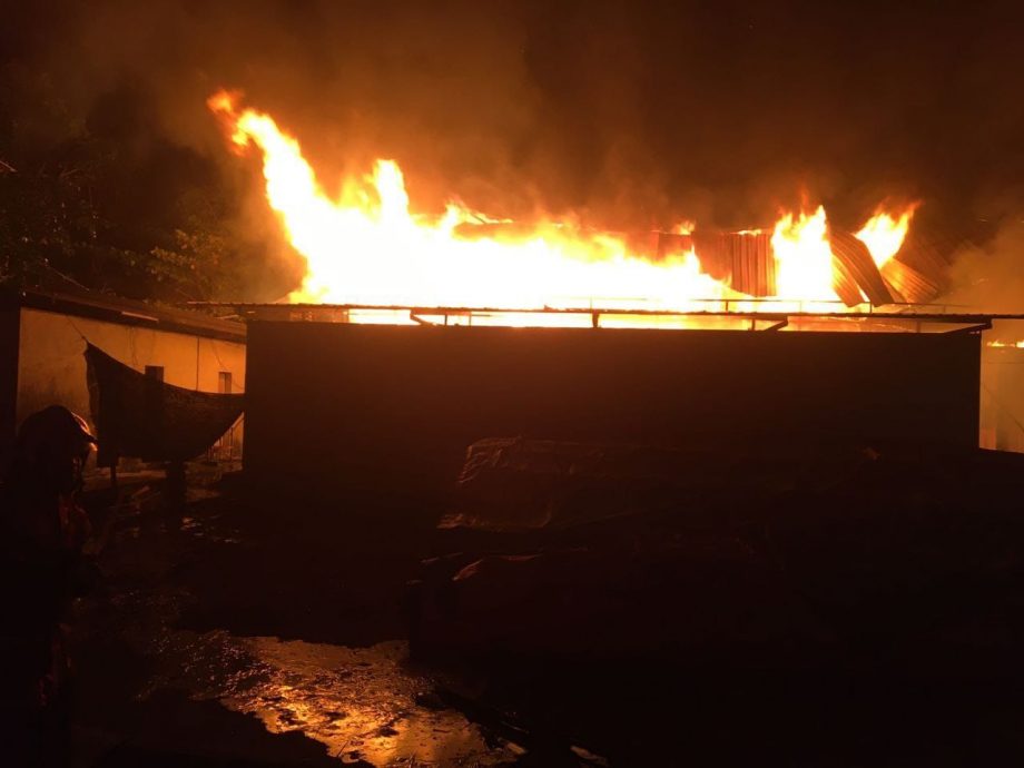 （已签发）柔：峇米那务固路集宿舍火患，6集装箱60%烧毁