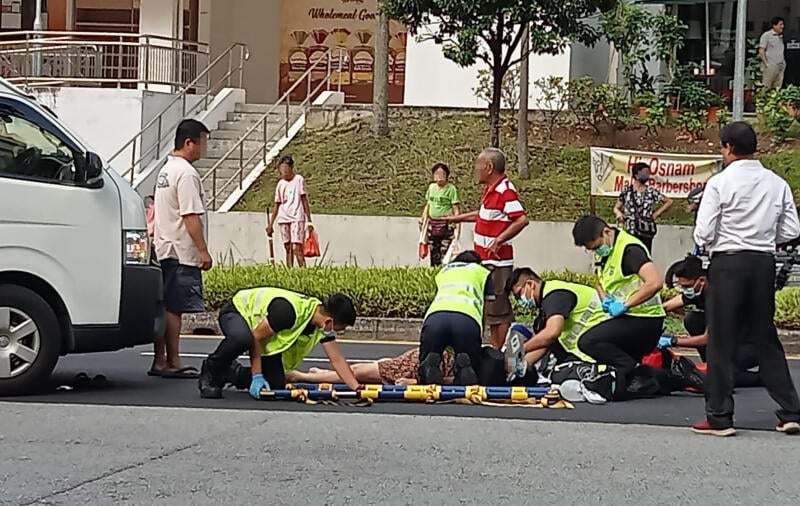 （已签发）柔：狮城二三事：七旬妇过马路遭校巴撞昏迷　52岁司机被捕