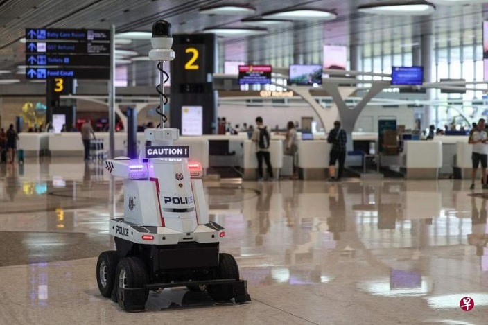 狮城警方派机器人 辅助巡逻樟宜机场