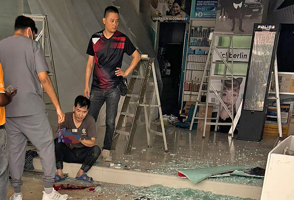 （已签发）柔：狮城二三事：眼镜店玻璃爆裂伤5人　一人动脉破喷血