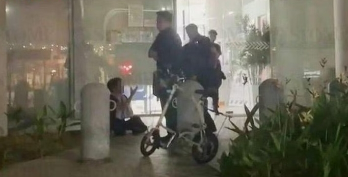 （已签发）柔：狮城二三事：警局外大闹 妇女袭警阻差办公被捕
