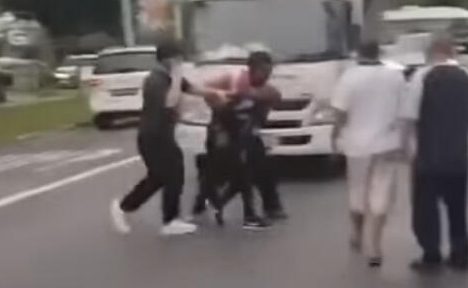 （已签发）柔：狮城二三事：醉汉肉身挡车 扰民袭警被捕