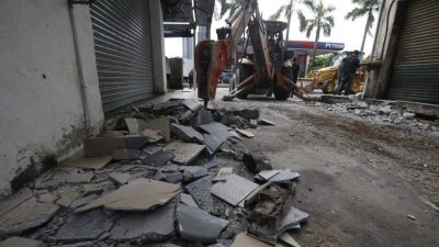 视频 | 梳邦再也市厅拉大队   拆25店违建沟盖清沟