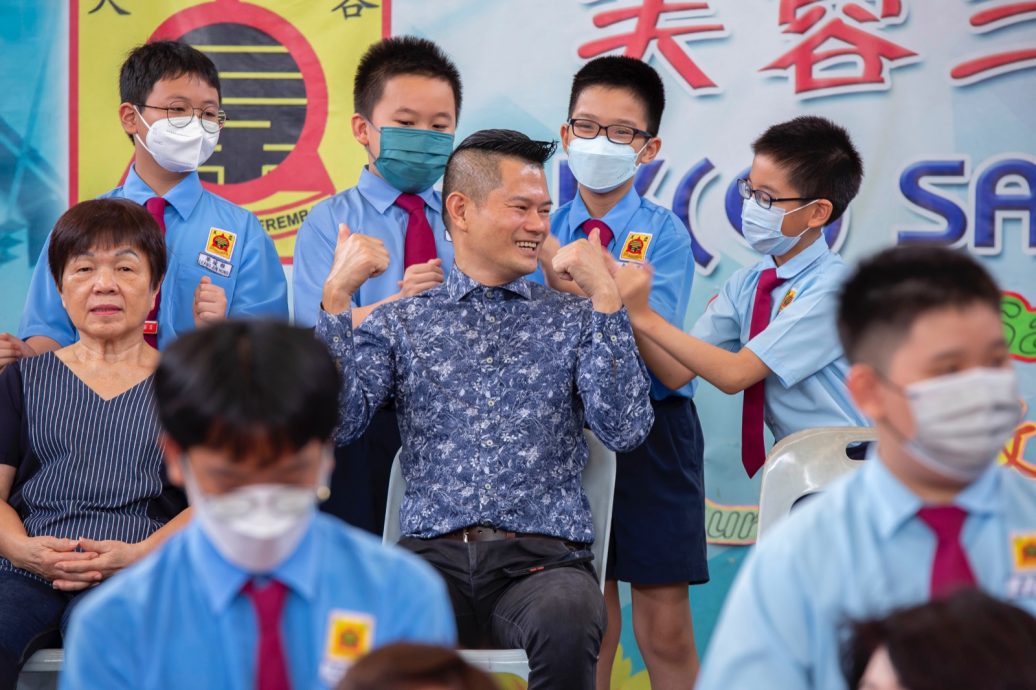 NS芙蓉／三民小学教师节庆典，学生为老师按摩 表达谢意