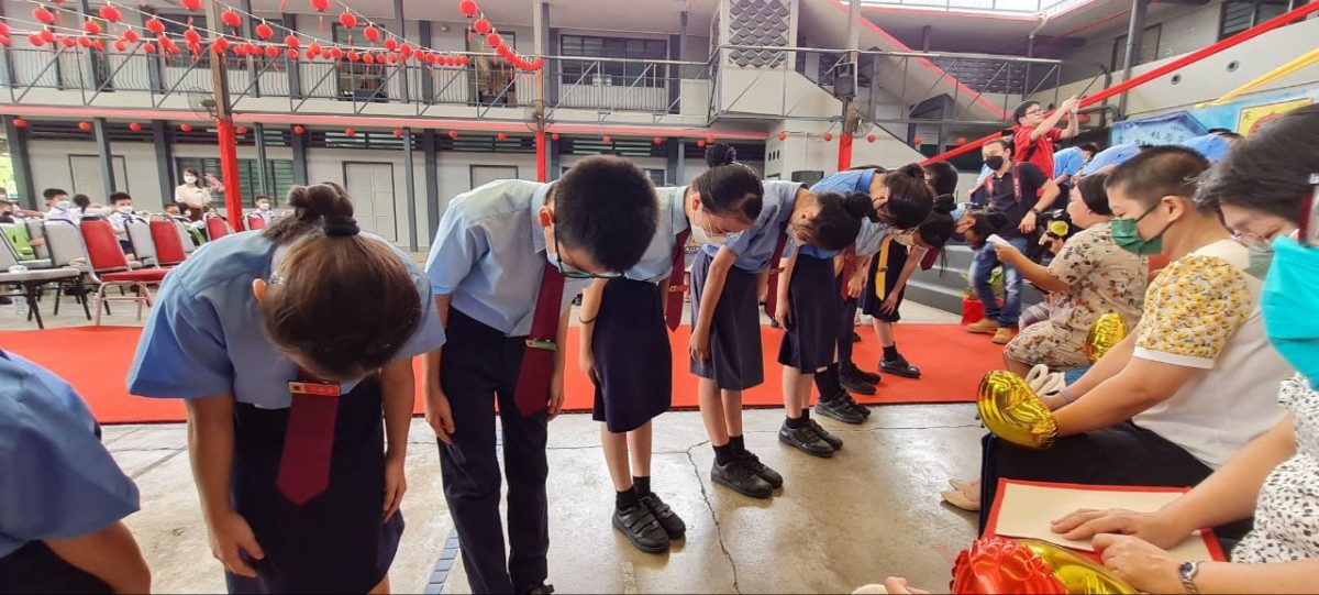 NS芙蓉／三民小学教师节庆典，学生为老师按摩 表达谢意