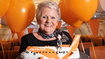 73岁空姐不服老！ 她用自身经历鼓励求职者大胆追梦