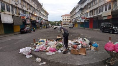 金凤市路边堆满垃圾 张克骏促市会主动清理