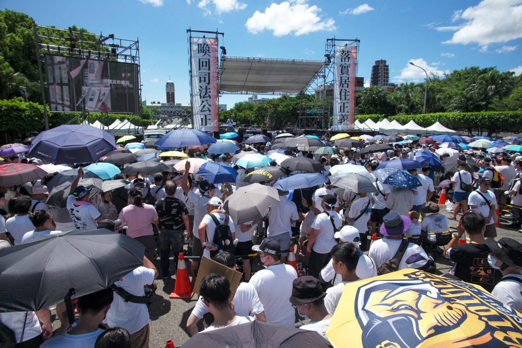 “公平正义救台湾”游行3万群众挤爆凯道　侯柯郭亮相  