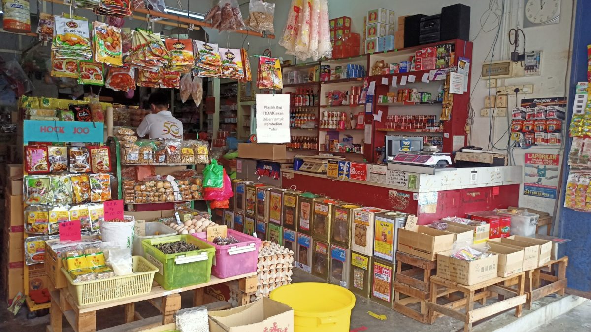 东01：霸级商场及连锁商店进驻，本地杂货蔬菜贩商生意受到影响。