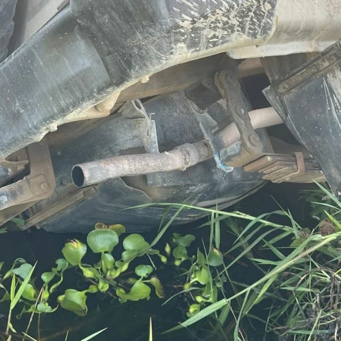 东:丹贸消局取缔走私石油活动，其中一名四轮驱动车司机在开车逃跑中，车子失控落入水道，最后弃车而逃。