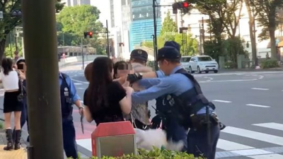 视频 | 东京街头传中国辣妹“踹警察”  拳打脚踢25秒片曝！