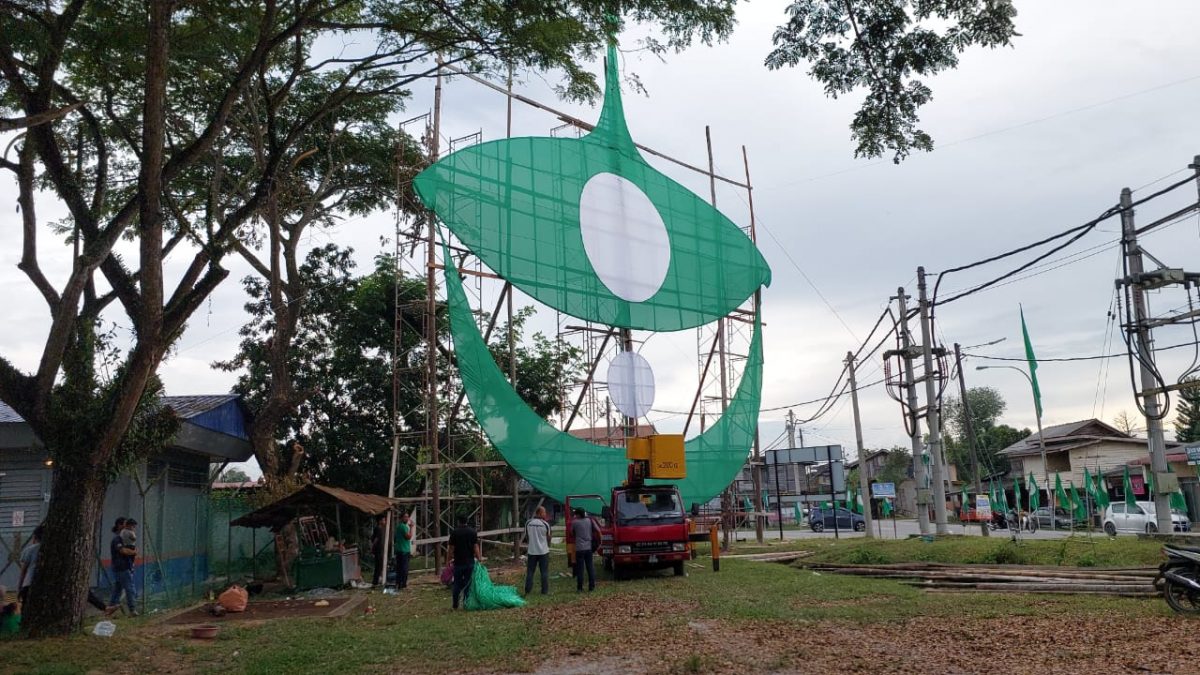 东：伊斯兰党支持者打造巨型马来传统风筝（Wau）模型，为伊党州选造势宣传。