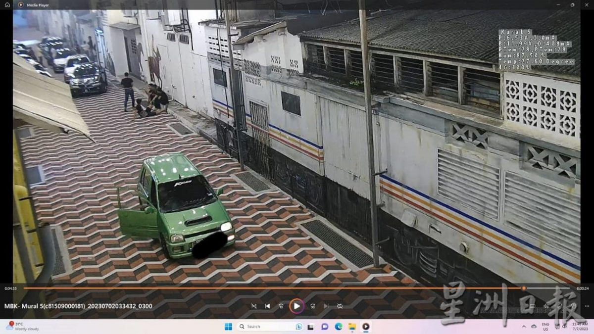 东：关丹市政厅：数轿车直闯违规停放壁画街，已鉴定车牌将采行动。