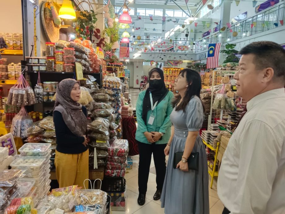 东：彭州团结、旅游与文化委员会主席梁耀雯指出，新加坡是彭州十大游客来源市场之一，今年首季已经迎来21万9869名新加坡游客，比较2022年增长了89%。
