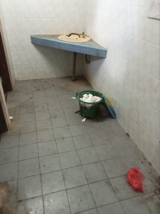 东：文德甲火车站小贩中心公共厕所环境卫生遭透