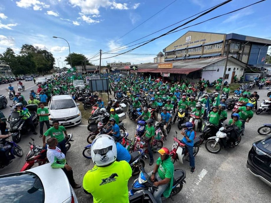东：来自巴西马县的300名青年组成摩托车队出发到丹州政府举办的活动，为伊党造势，矢守住丹州政权。