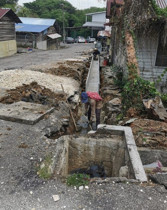 东：淡马鲁新村维修损坏沟渠工程展开，以解决新村内沟渠损坏而影响排水系统问题。