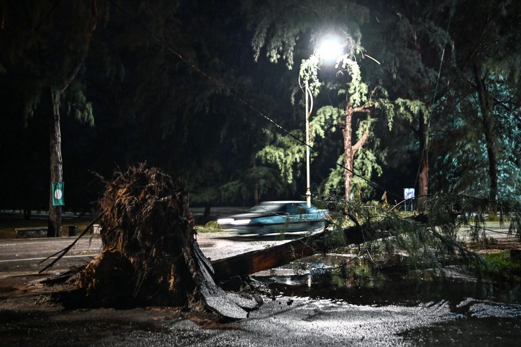 东：瓜登县及瓜拉尼鲁斯县多个甘榜及花园住宅区被周三下午突如其来的狂风暴雨袭击，所幸没有造成人命伤亡。
