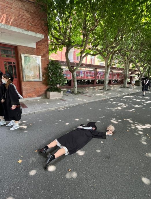 中国大学生拍“躺平”毕业照 对未来不抱幻想