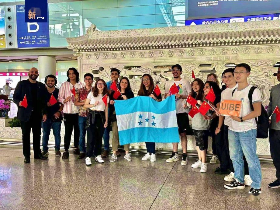 中洪建交后 首批26名洪都拉斯在台留学生转往中国留学