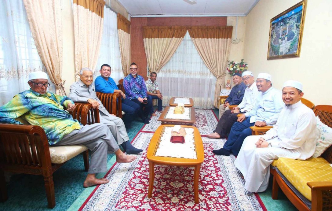 全国：前首相敦马哈迪今午来到已故伊斯兰党精神领袖丹斯里聂阿兹的住家，获得聂老的家人热情款待。