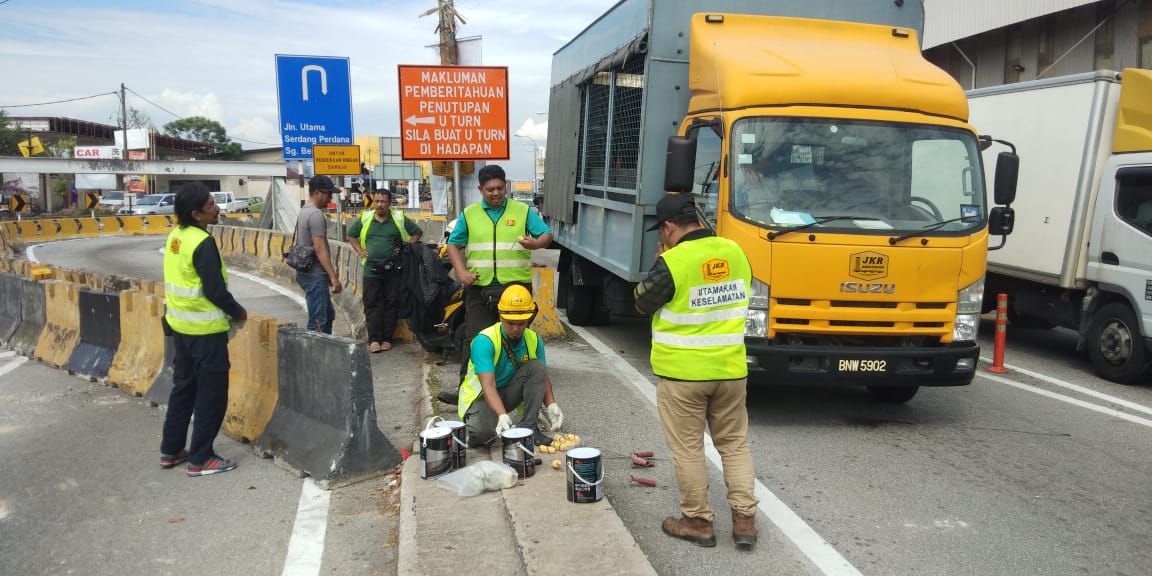 大都会  /沙登大街U转关闭进行道路改道测试 