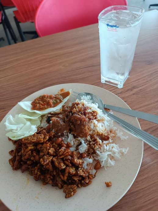 天贝咖哩汁捞饭+开水RM4 男子嫌贵被骂“自己种菜辣椒”吧！