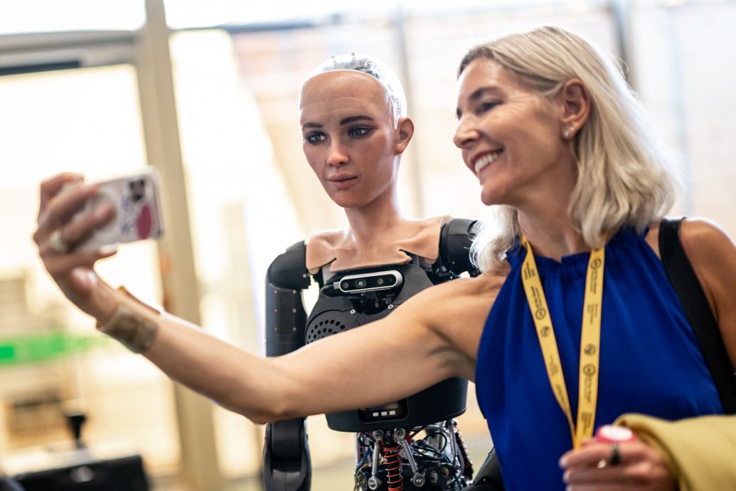 头)联合国AI造福峰会 AI机器人：让世界变得更加美好