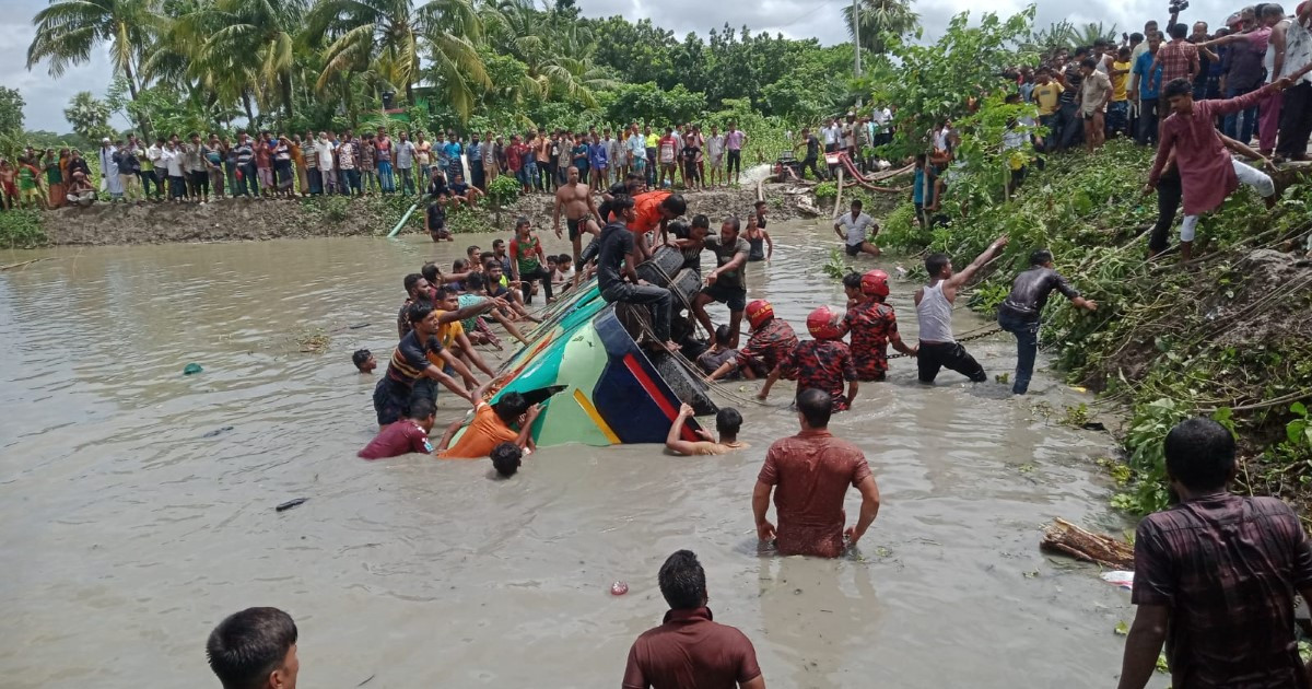 孟加拉国一大巴坠入水中 已致至少17死23伤