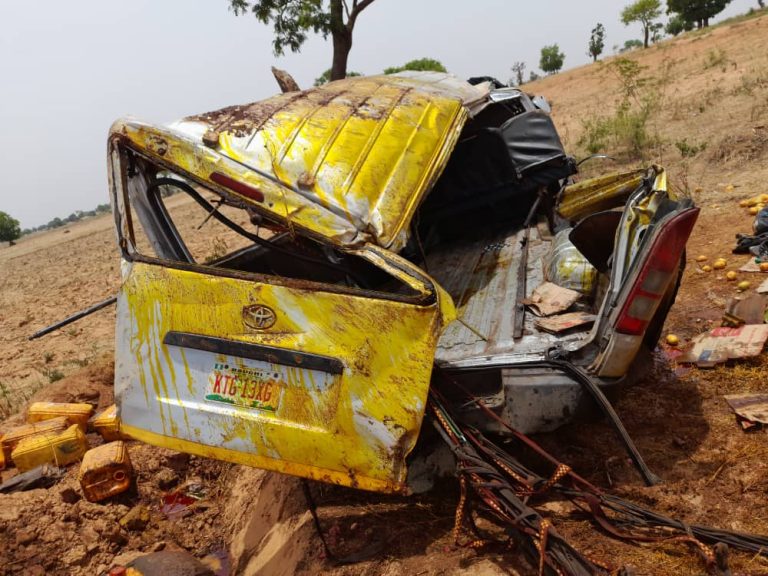 尼日利亚公共汽车与卡车相撞20人全死