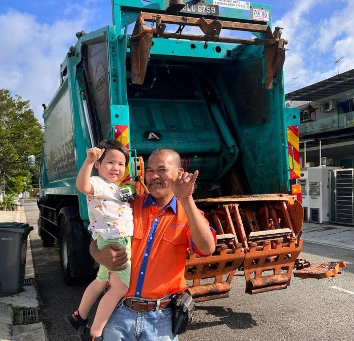 **已簽發**國：暖勢力（必下）：定時向垃圾車工友打招呼又愛機械車，南方環保表揚3歲男童