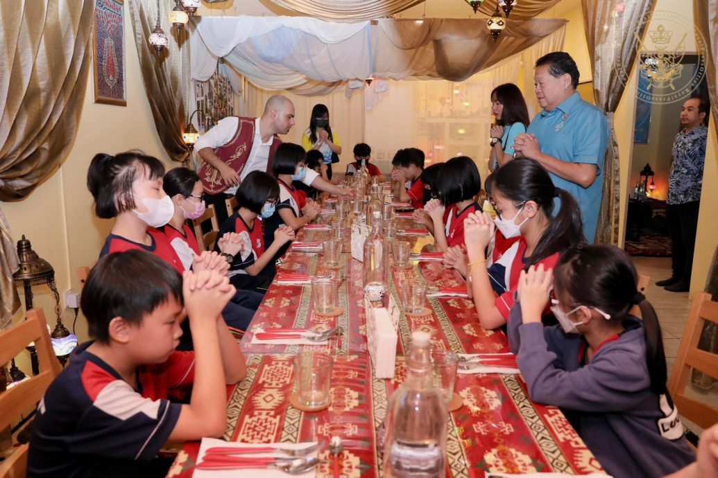 **已签发**柔：头条之一：苏丹后法蒂玛基金会招待圣小22学生享土耳其餐