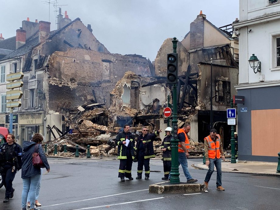 巴黎华人区店铺被破坏  载有中国游客旅巴遭砸