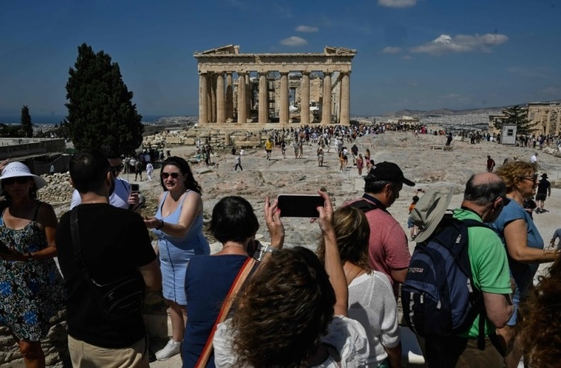 希腊发布今年首个热浪警告 雅典卫城为游客增遮阳篷