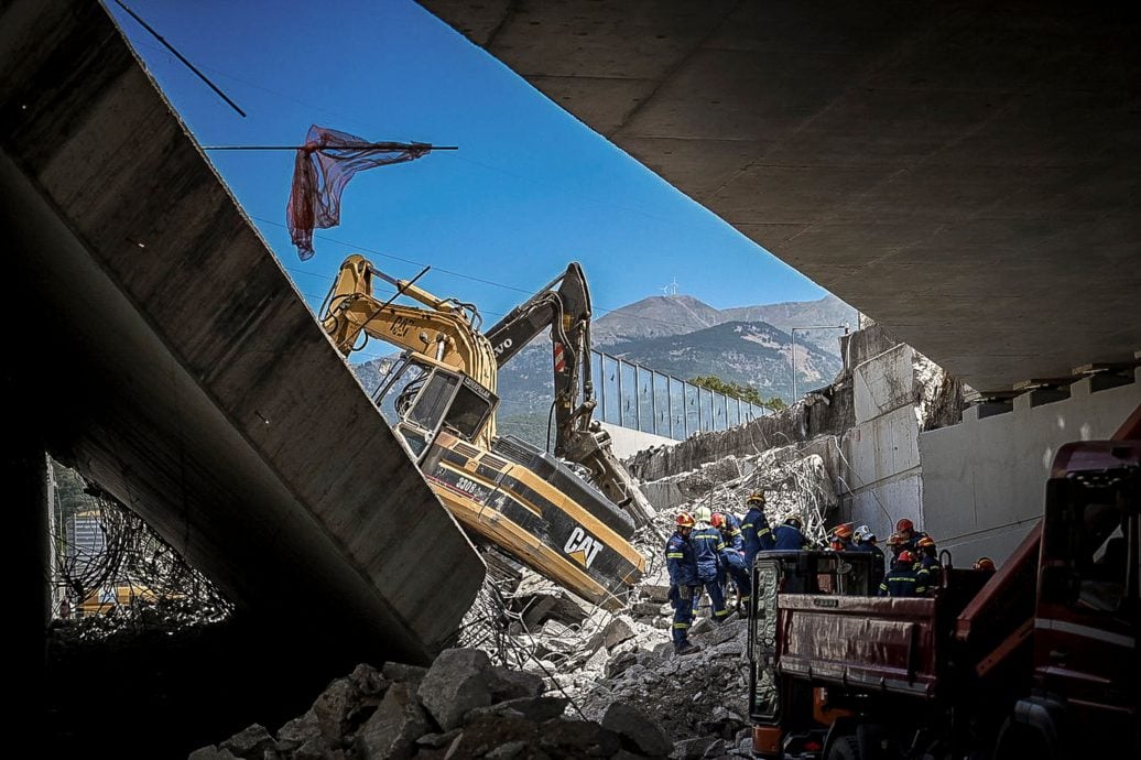 希腊桥梁坍塌酿1死8伤