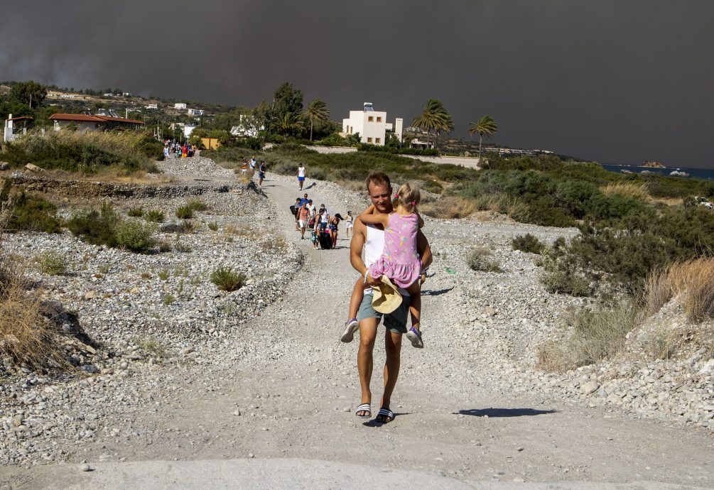 希腊罗得岛野火肆虐 数十船只接运逾2000人撤离