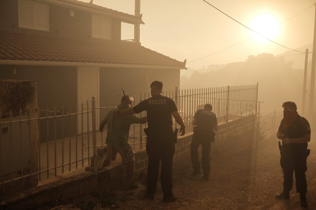 希腊雅典野火肆虐 　紧急撤离夏令营1200儿童