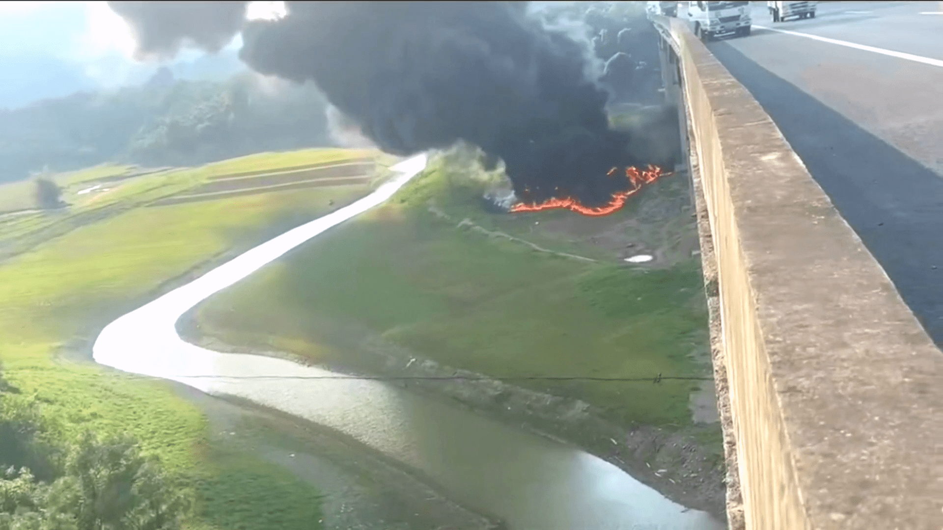 广西油罐车坠高架桥起火 两人不幸遇难