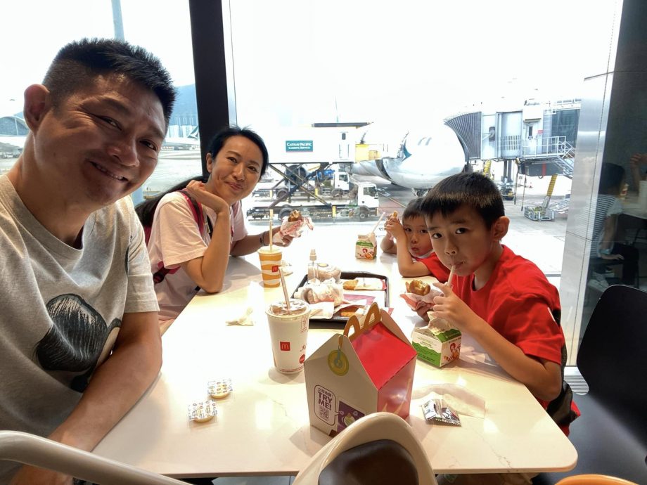 庆幸在香港打风前上机 TVB夫妻档一家来马度假	