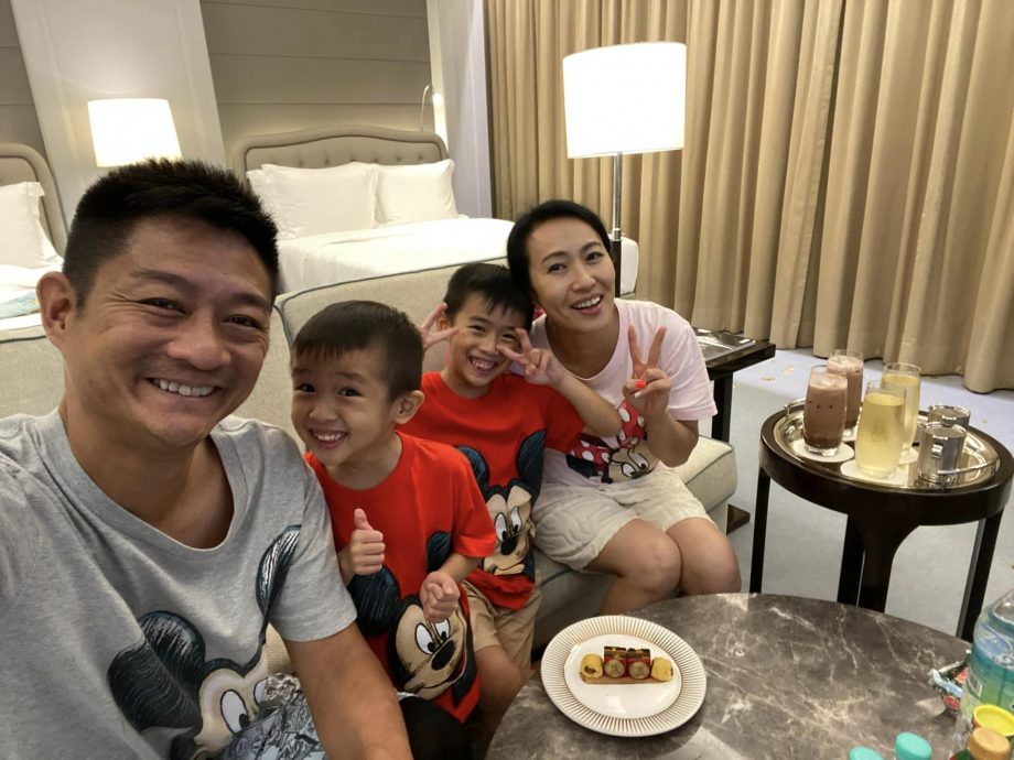 庆幸在香港打风前上机 TVB夫妻档一家来马度假	