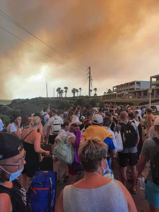 度假变逃难！希腊罗德岛野火失控 3万人撤离 游客顶高温步行数英里