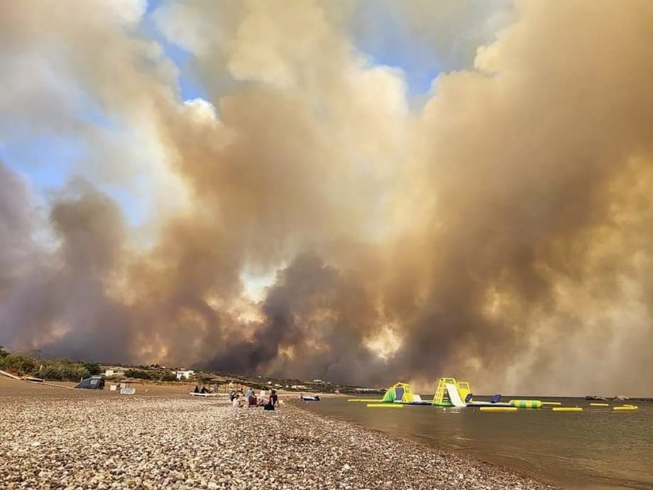 度假变逃难！希腊罗德岛野火失控 3万人撤离 游客顶高温步行数英里