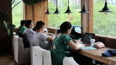 中国失业男女挤满星巴克 穿西装拎电脑“假装上班”